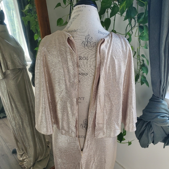 RALPH LAUREN | Gold Champagne Foil Print Jersey Cape Gown (Size 14) - Picture 14 of 15